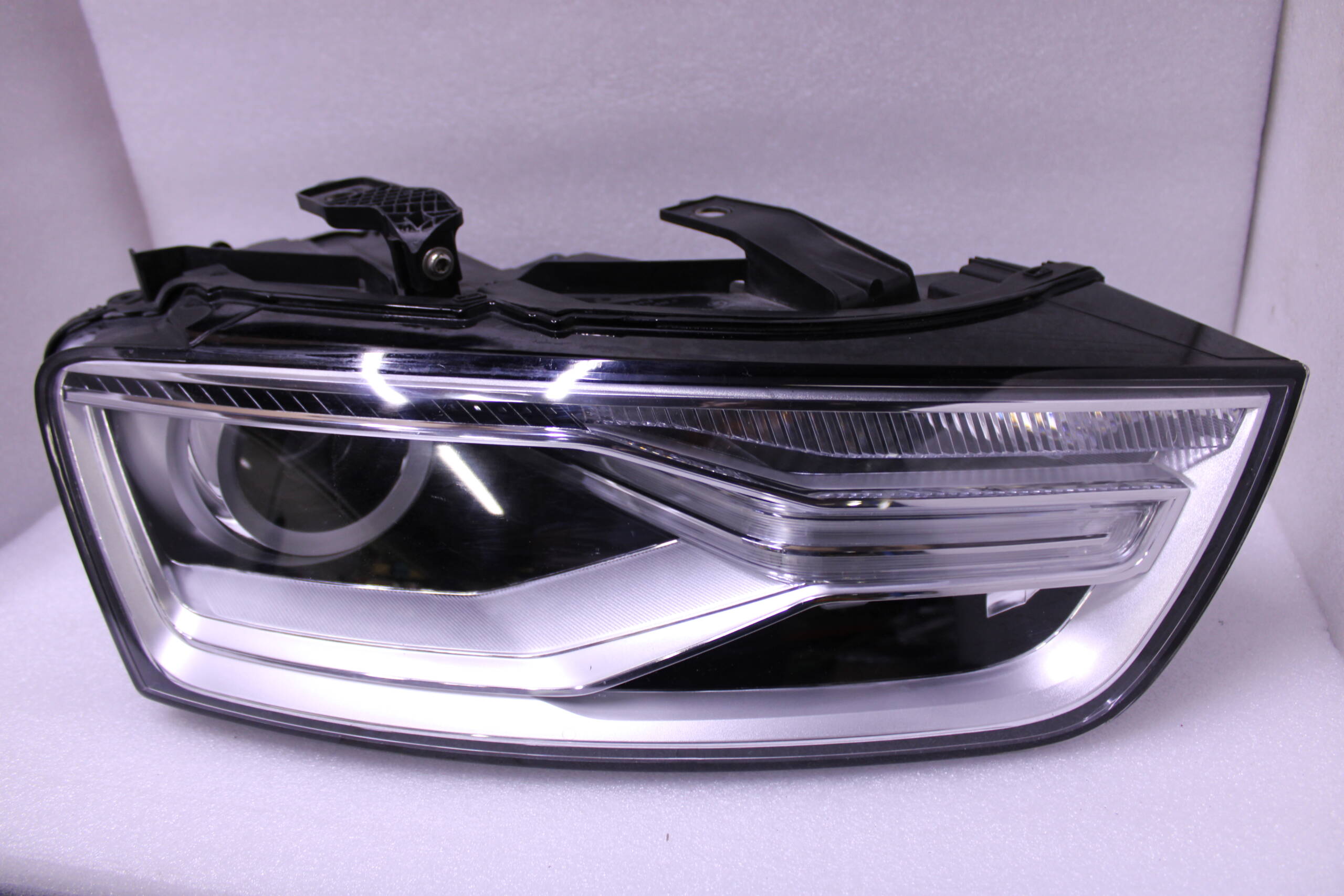 AUDI Q3 HEAD LIGHT FOR GAS DISCHARGE LAMP RIGHT 8UD941006B