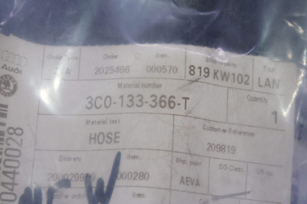 VOLKSWAGEN CONNECTING HOSE 3C0133366T