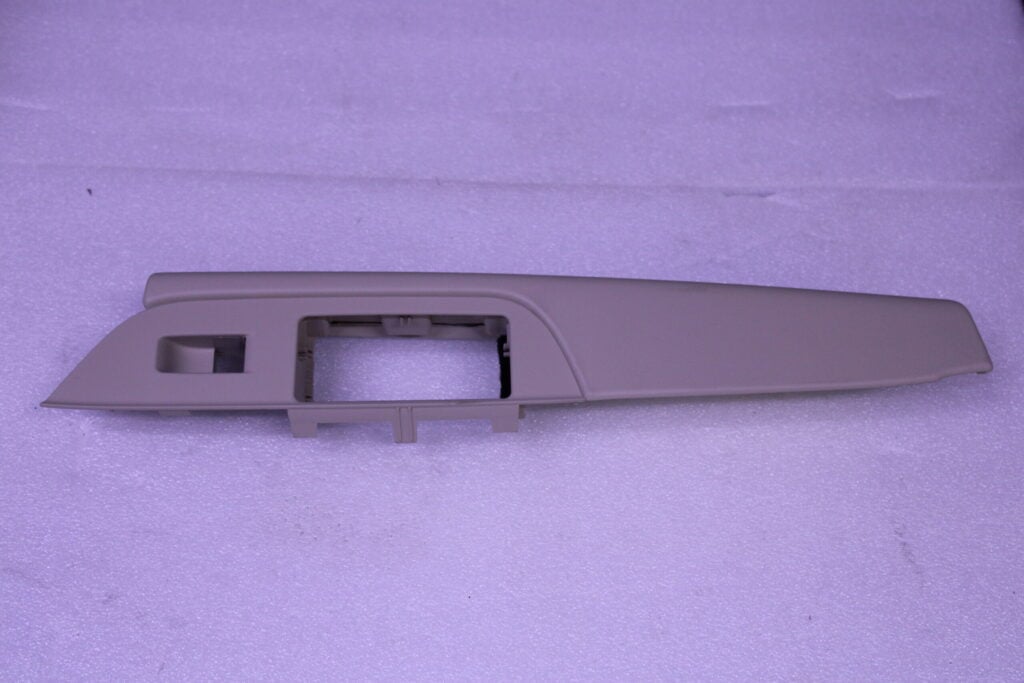 VOLKSWAGEN ARMREST WITH ASHTRAY MOUNTING LEFT 7P6868139D 86W