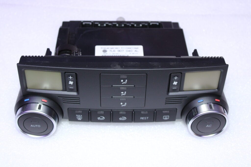 VOLKSWAGEN TOUAREG DISPLAY AND CONTROL PANEL 7L6907040AL3X1