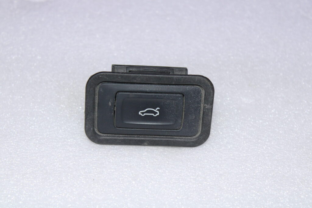 AUDI A4 PUSH BUTTON FOR ELECTRIC LID LOCK ACTUATOR 4G0959831A 5PR