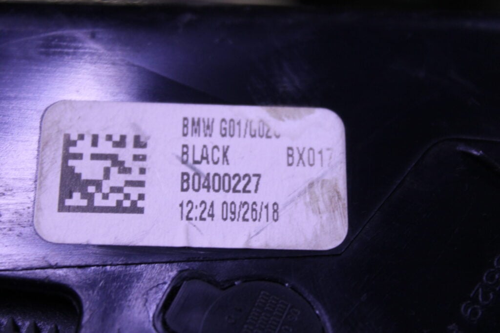 BMW DASHBOARD GLOVE COMPARTMENT BOX B0400227