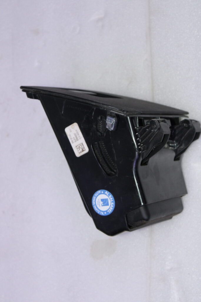 BMW DASHBOARD GLOVE COMPARTMENT BOX B0400227