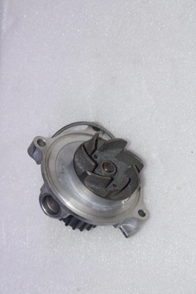 VOLKSWAGEN COOLANT PUMP WITH SEALING RING 076121005A