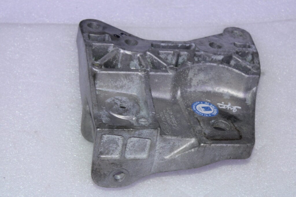 LAND ROVER DISCOVERY SPORT RIGHT ENGINE MOUNT BRACKET GJ326P096AF