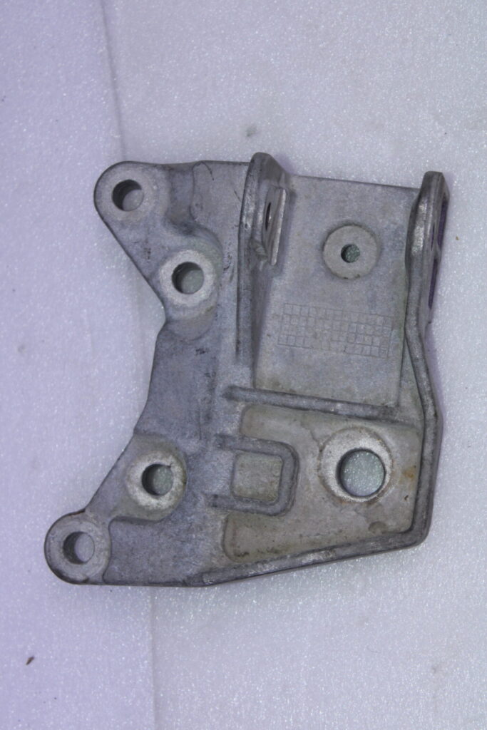 LAND ROVER DISCOVERY SPORT RIGHT ENGINE MOUNT BRACKET GJ326P096AF