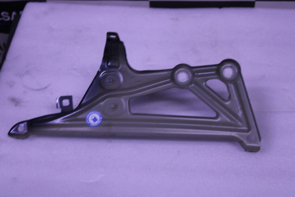 BMW X1 SERIES F48 RIGHT FENDER MOUNT BRACKET 7329448