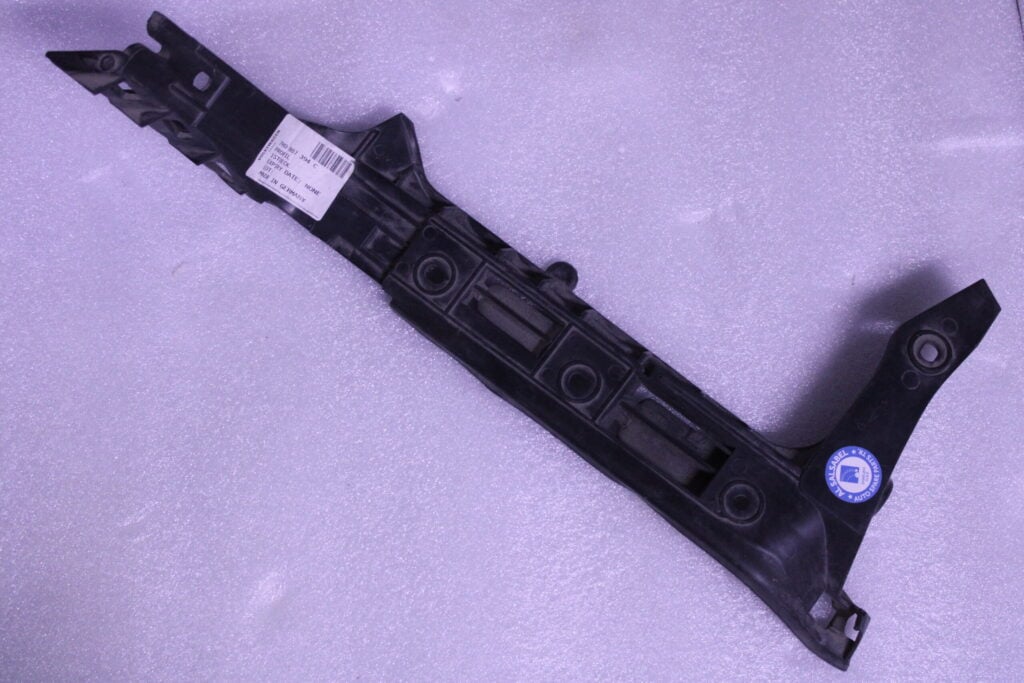 VOLKSWAGEN BUMPER BRACKET 7H0807394C