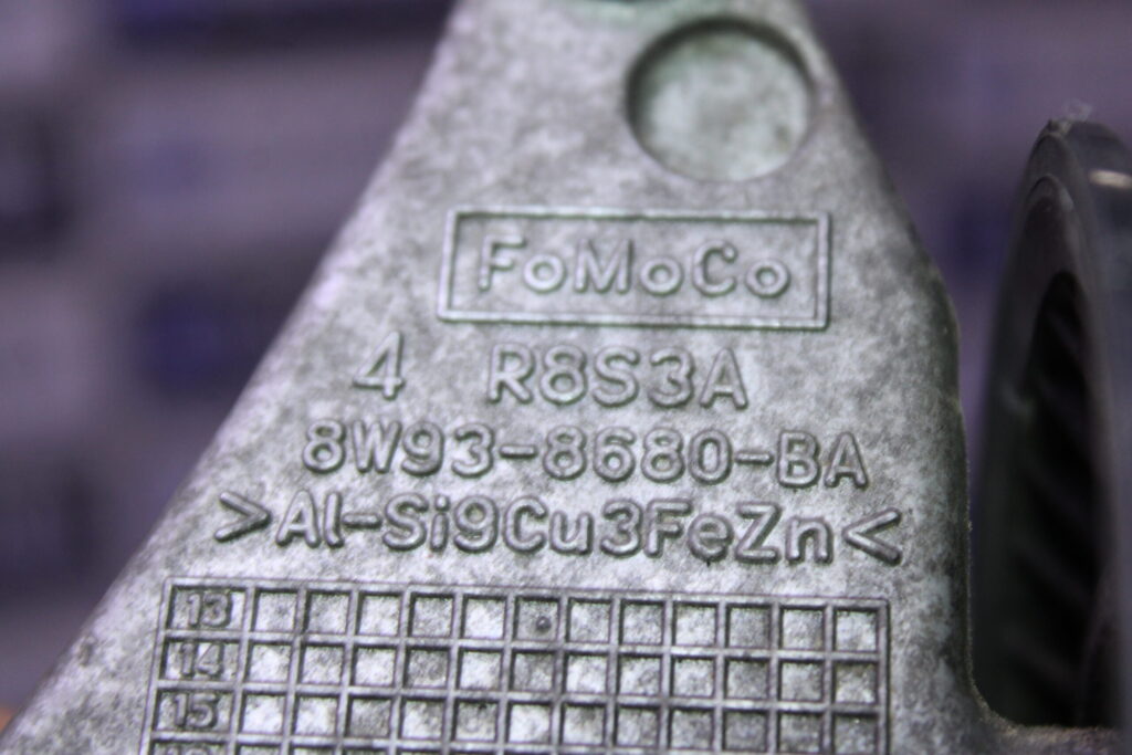 JAGUAR PETROL AIR CON BRACKET 8W938680BA