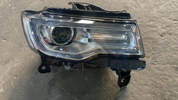 Jeep Grand Cherokee Headlight Right Xenon 6826651Ae