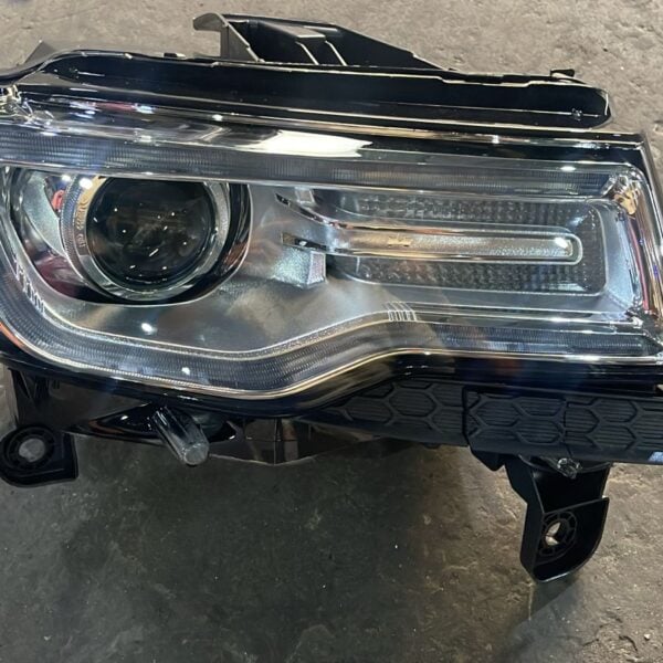 Jeep Grand Cherokee HEADLIGHT RIGHT XENON 6826651AE