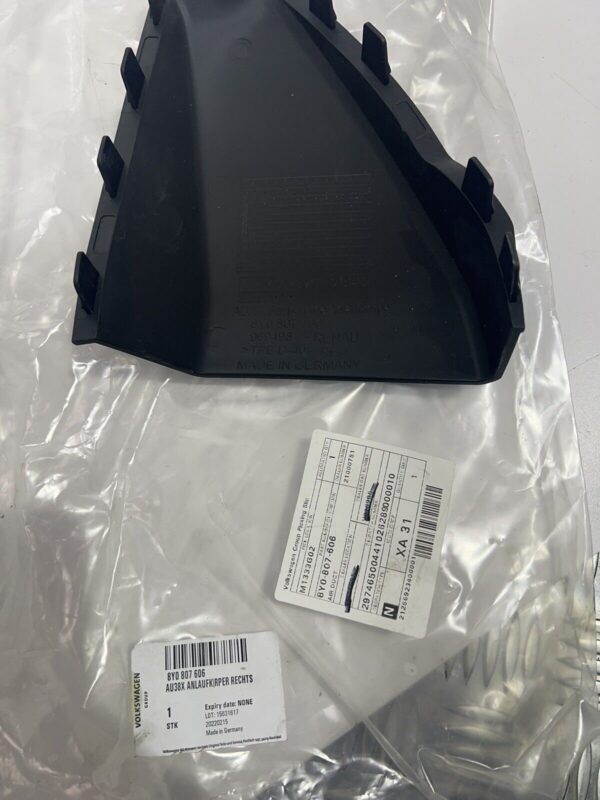 8Y0807606 Air Duct A3 Up 2019