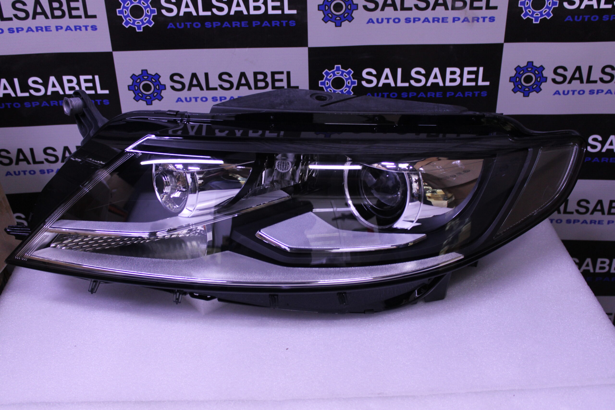 Volkswagen Gas Discharge Headlight With Static Cornering Light And Daytime Running Light 3C8941039A Volkswagen Gas Discharge Headlight With Static Cornering Light And Daytime Running Light 3C8941039A