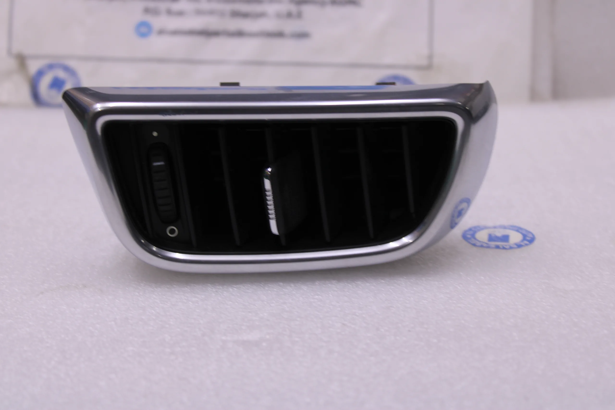 Porsche Cayenne Rear Right Center Console Vent Trim 7P5819204B Porsche Cayenne Rear Right Center Console Vent Trim 7P5819204B