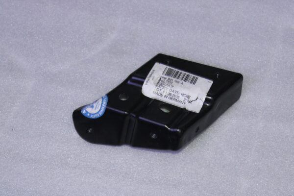 Volkswagen Bracket Fender Right 7P6821152A