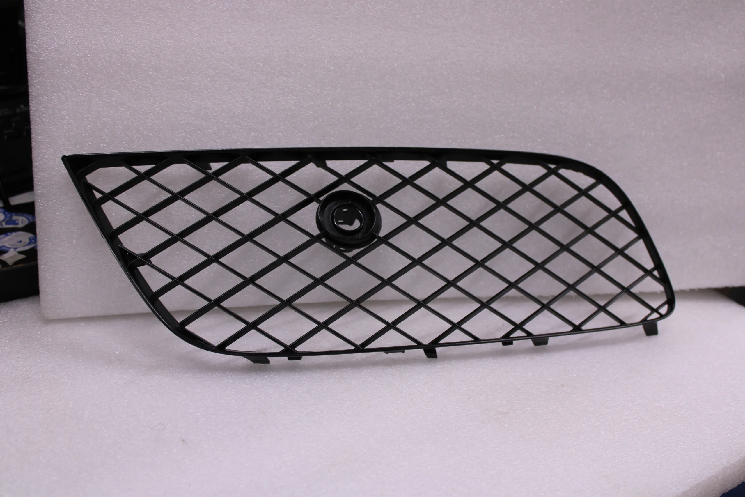 Bentley Gt Gtc Lower Bumper Grille Front Left 3W3807647C Bentley Gt Gtc Lower Bumper Grille Front Left 3W3807647C