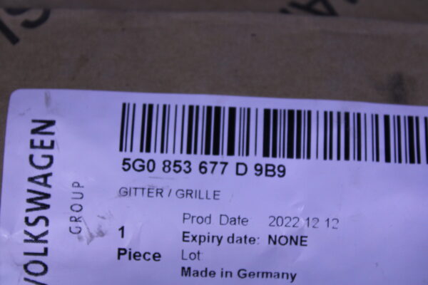 Volkswagen Vent Grille Center 5G0853677D 9B9 - Image 2