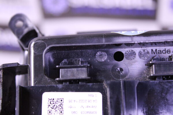 Audi Hined Flap Centre Console 8W2863084 V58 - Image 2