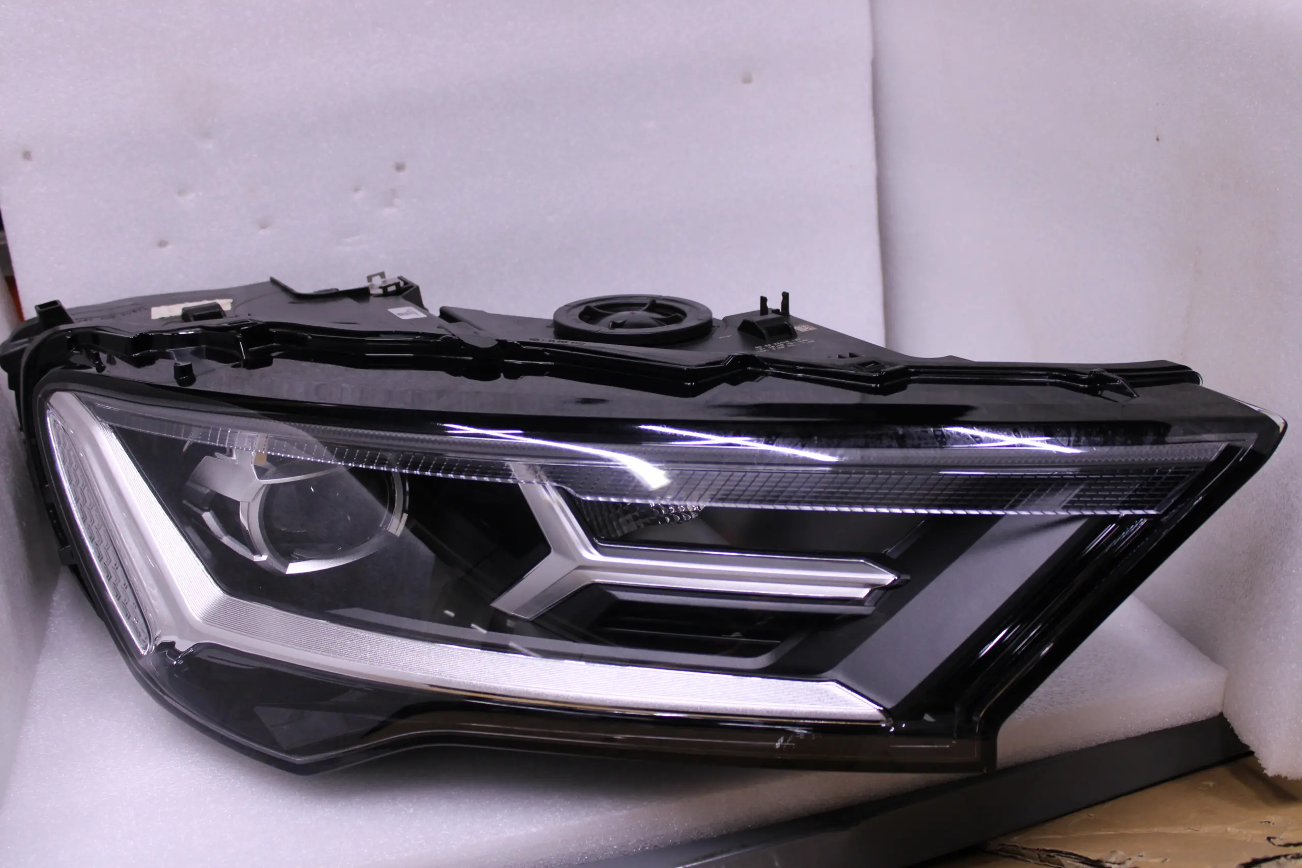 Audi Q7 Faclift Headlight Right 4M0941012 Audi Q7 Faclift Headlight Right 4M0941012
