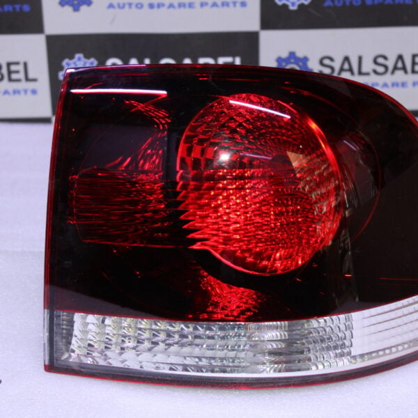 VOLKSWAGEN TAIL LIGHT RIGHT OUTER 7L6945096R