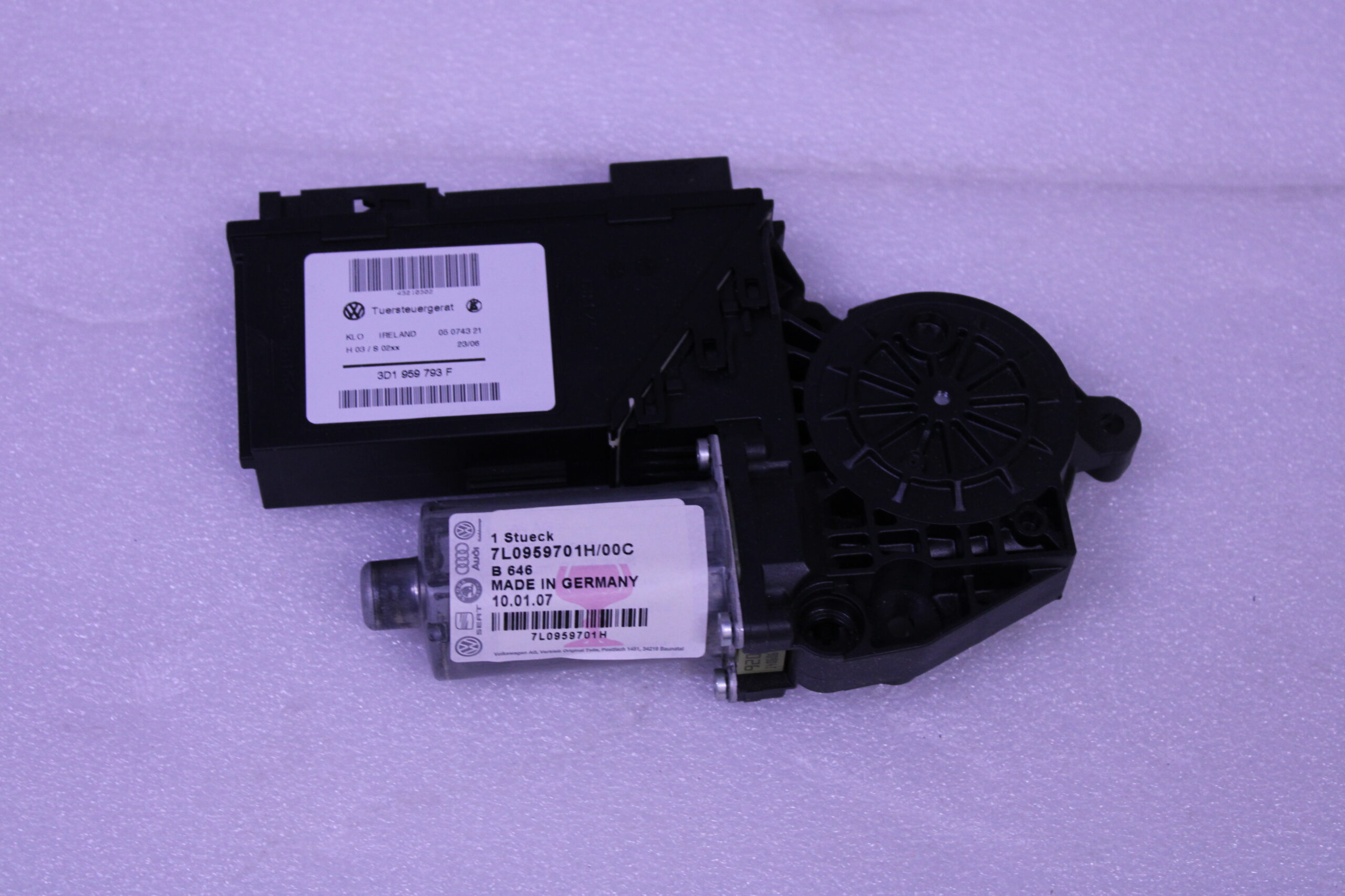 Volkswagen Window Regulator Motor 7L0959701H 00C Volkswagen Window Regulator Motor 7L0959701H 00C