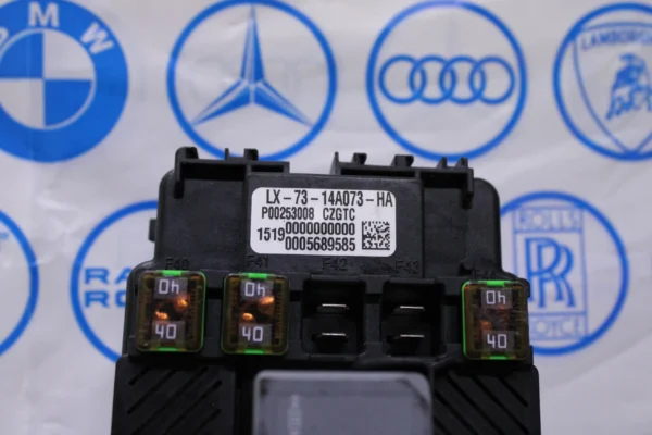 Jaguar Xe P250 2.0 Petrol Fuse Relay Box Lx7314A073Ha