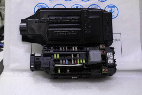 Jaguar Xe P250 2.0 Petrol Fuse Relay Box Lx7314A073Ha