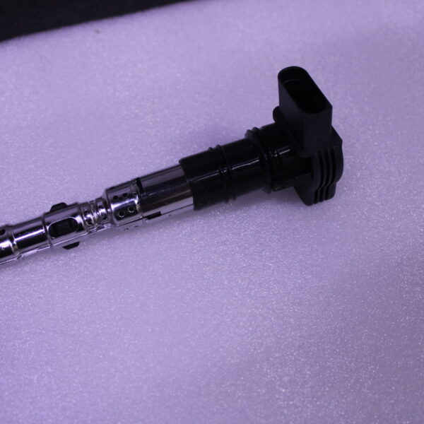 VOLKSWAGEN IGNITION COIL WITH SPARK PLUG CONNECTOR 077905115AA