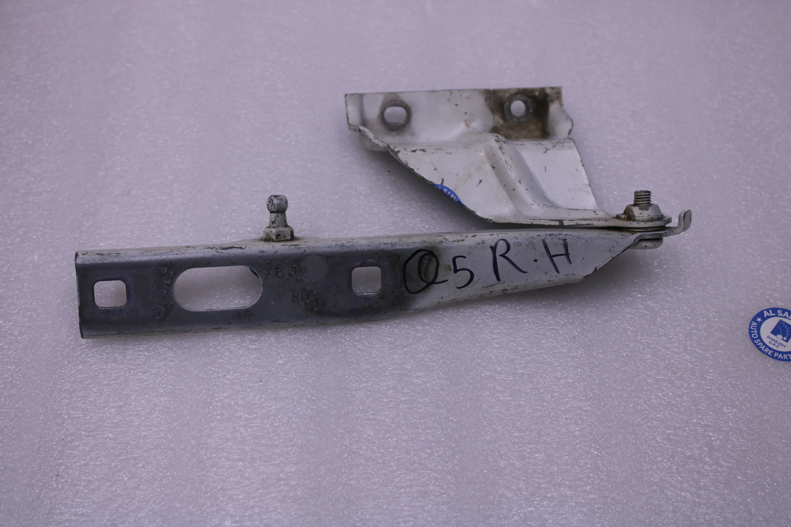 Audi Q5 Front Right Bonnet Hinge 8R0823302A Audi Q5 Front Right Bonnet Hinge 8R0823302A
