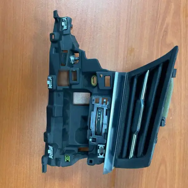 AUDI VENT DRIVERS SIDE 4M8820902B